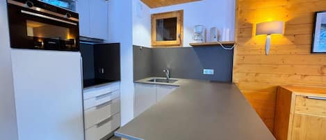 Kylskåp, ugn, kaffe- och tebryggare och brödrost