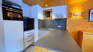 Fridge, oven, coffee/tea maker, toaster