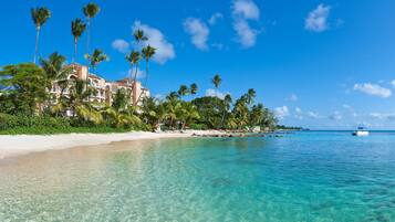Ligstoelen aan het strand, strandlakens