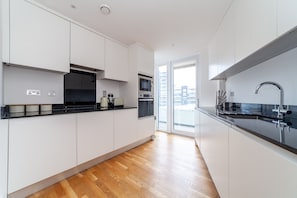 Apartment | Private kitchen - 3 Bed Flat by Limehouse Basin (London)