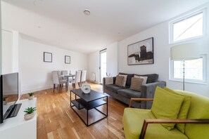 Apartment | Living area | 37-inch Smart TV with satellite channels, Netflix, streaming services - 3 Bed Flat by Limehouse Basin (London)