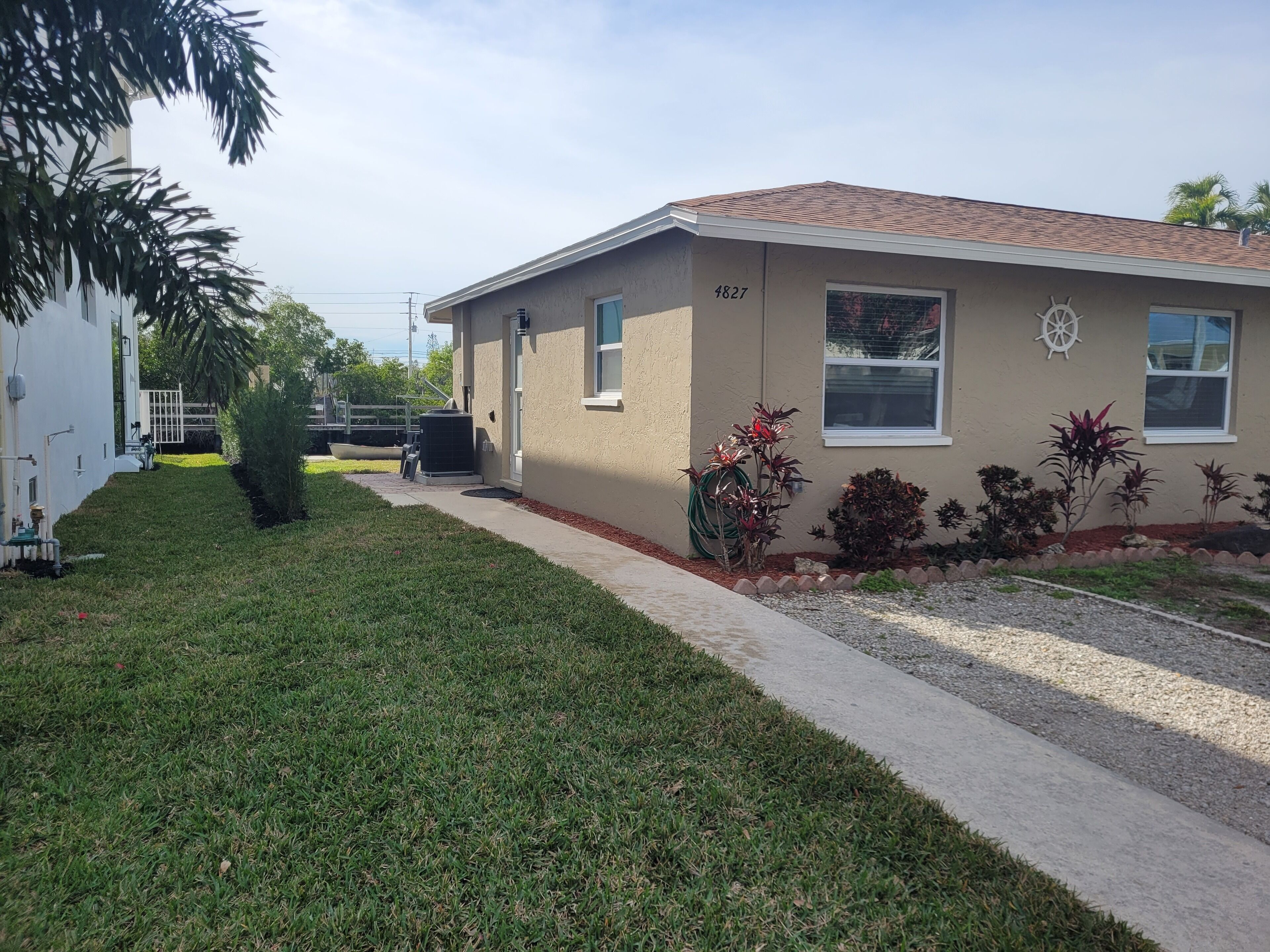 1/1 Gulf access canal with canoe and kayaks 1 mi to Bonita beach just remodeled.