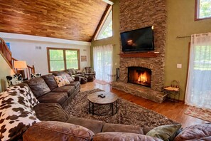 Smart TV, fireplace, DVD player, table football - ☀️Campfire Crossing | Pool Access, Fire Pit , Game Room & Pet Friendly (Somerset)