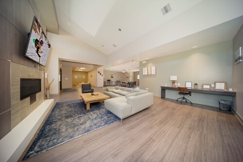 NEW listing - 1 bedroom, private deck, walk to Main Street