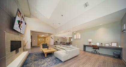 NEW listing - 1 bedroom, private deck, walk to Main Street