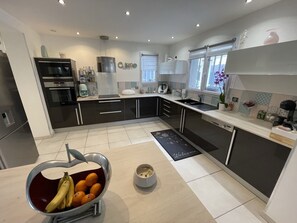 Mikrobølgeovn, ovn, kokeplater og oppvaskmaskin