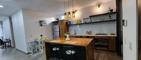 Deluxe Apartment | Private kitchen | Fridge, microwave, blender, griddle