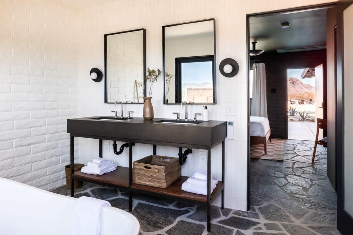 3 slaapkamers, een bureau, een strijkplank/strijkijzer, reisbedje