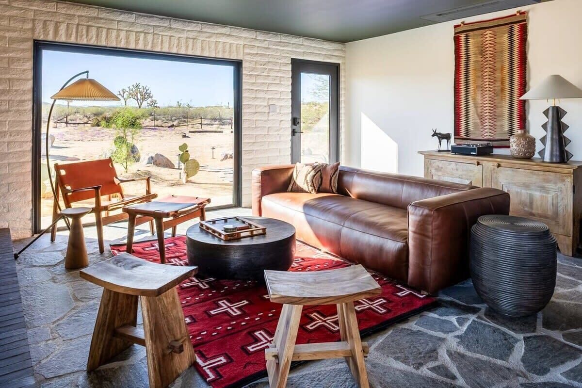 Een televisie, een open haard, boeken en een stereo