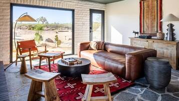 Een televisie, een open haard, boeken en een stereo