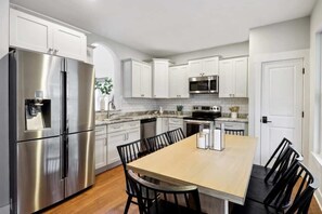 Kylskåp, mikrovågsugn, ugn och spishäll