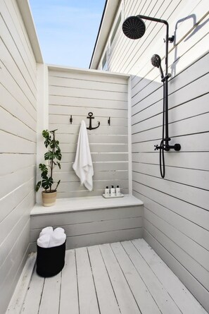 Dusch, hårtork och handdukar