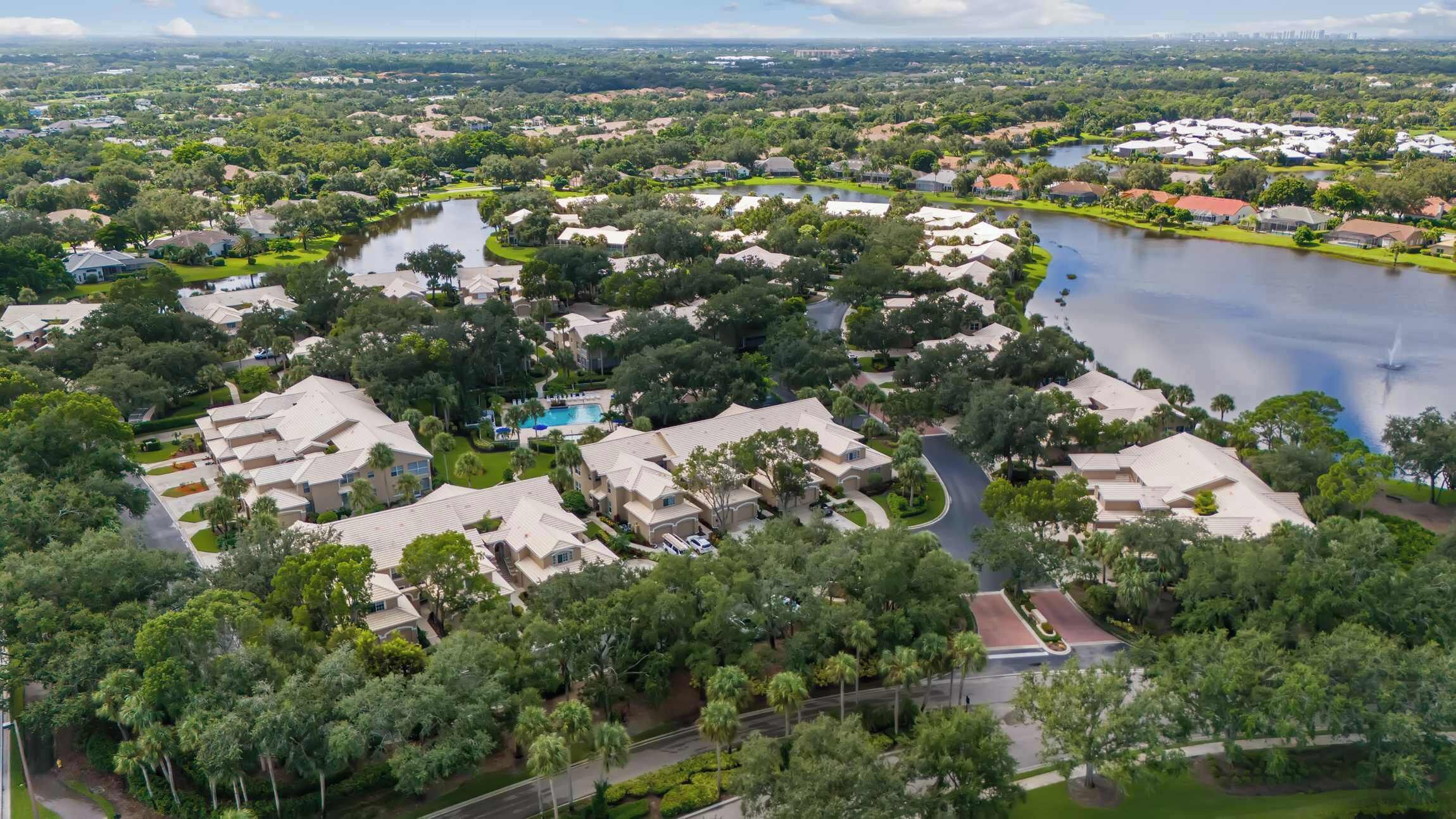 Un quartier résidentiel avec des maisons, une piscine et un lac.