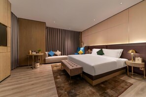 Executive Room | Desk, laptop workspace, blackout drapes, soundproofing