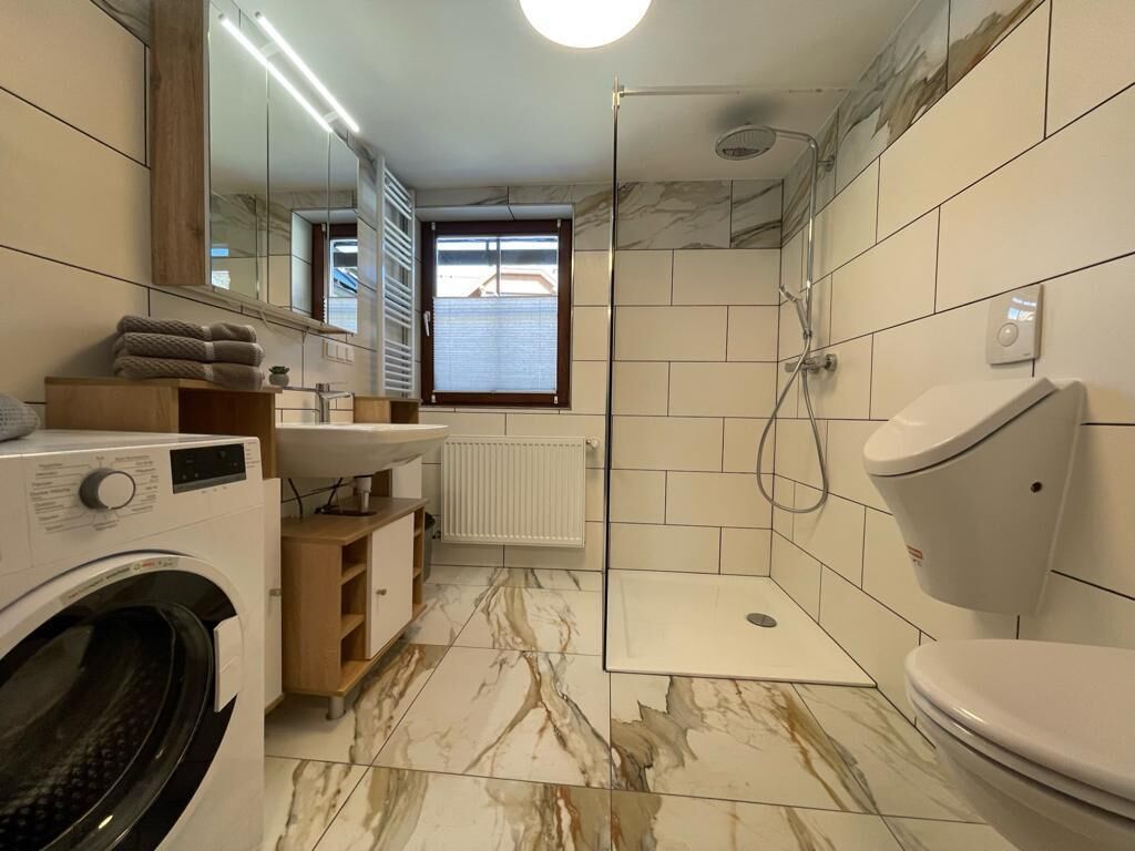 Een douche, een haardroger, handdoeken, toiletpapier