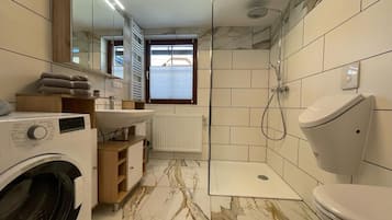 Dusche, Haartrockner, Handtücher, Toilettenpapier