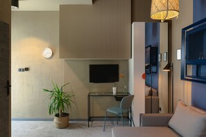 Suite estudio urbana, 1 habitación, planta baja | Área de sala de estar | Smart TV de 34 pulgadas con canales digitales y Netflix 