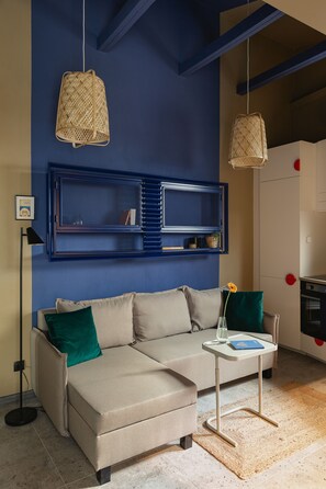 City studio suite, 1 slaapkamer, op benedenverdieping | Verduisterende gordijnen, een strijkplank/strijkijzer, gratis wifi