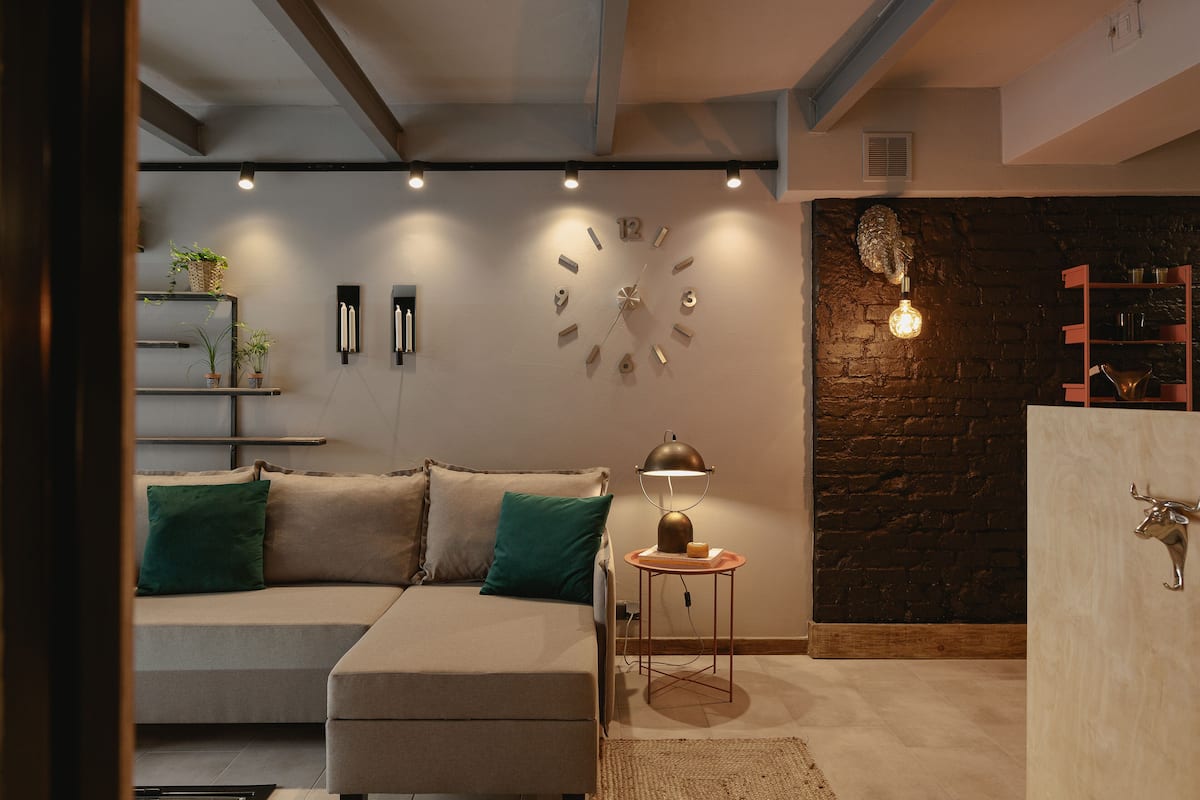 City suite, 1 tweepersoonsbed met slaapbank | Woonruimte | Een 34-inch smart-tv met digitale zenders, Netflix en streamingdiensten