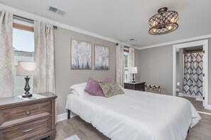 2 bedrooms, iron/ironing board, WiFi, bed sheets - Cozy home with firepit-minutes from downtown and the University of SC!  (West Columbia)