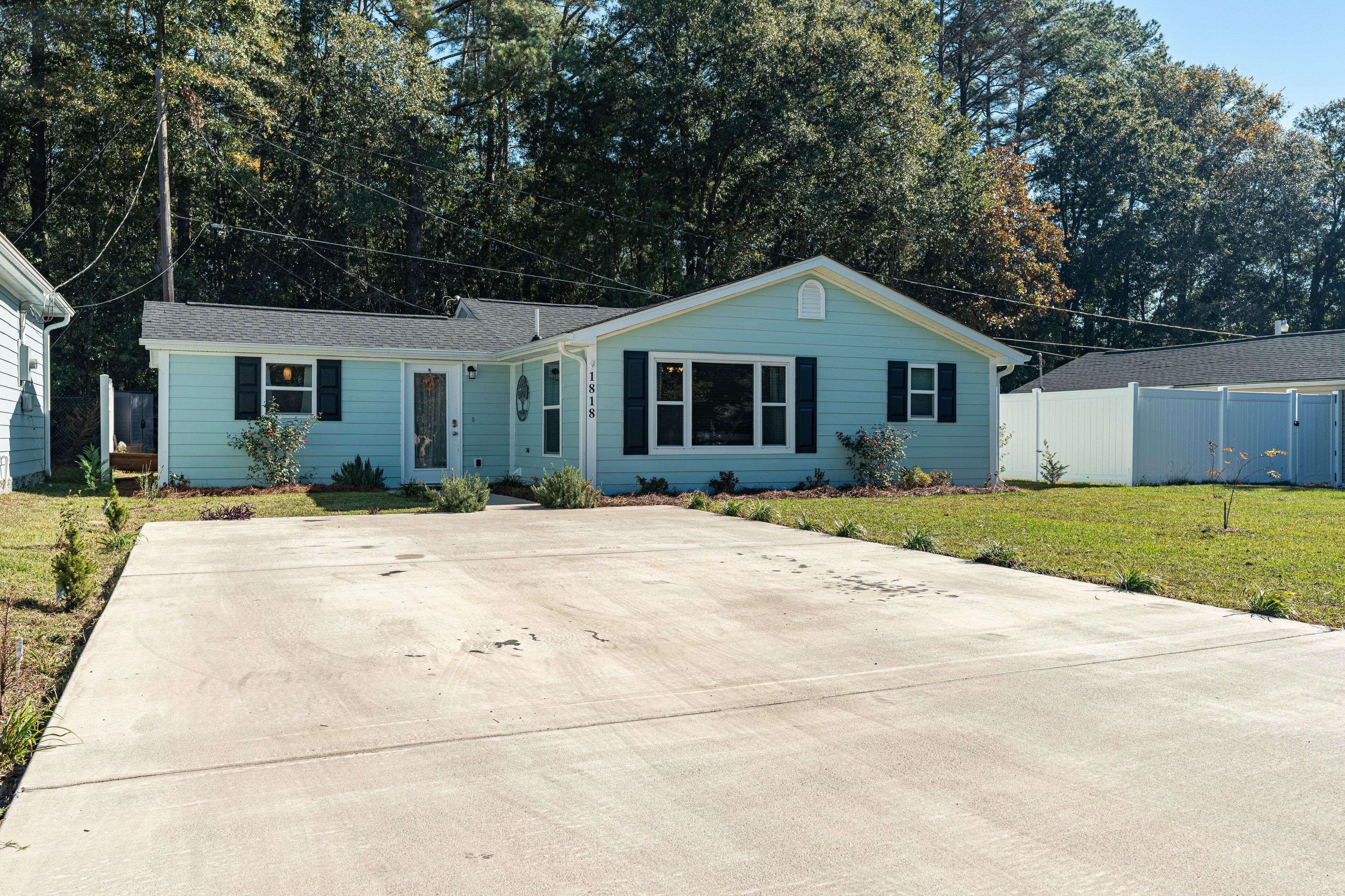 Cozy home with firepit-minutes from downtown and the University of SC! 
