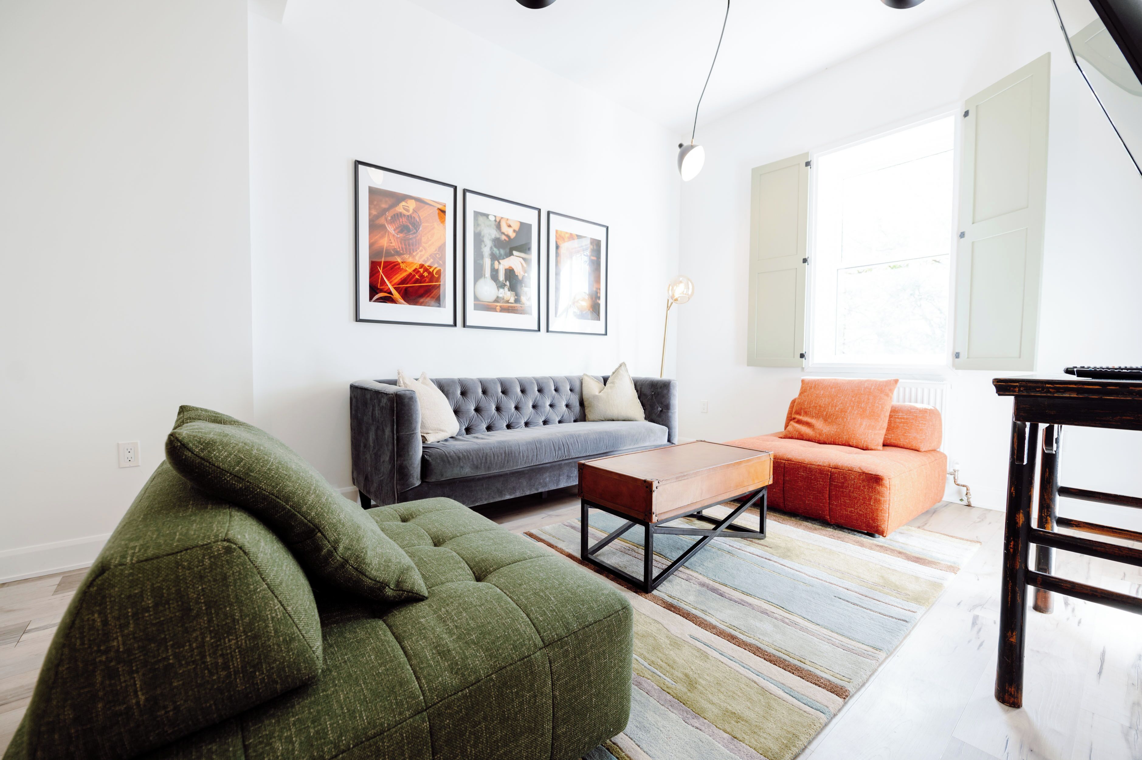 Deluxe Suite, City View | Living area