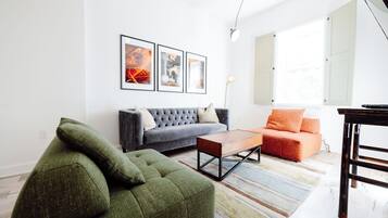 Deluxe Suite, City View | Living area
