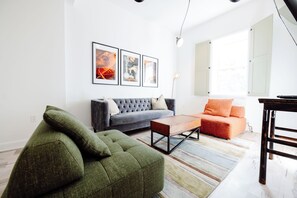 Suite – deluxe, byutsikt | Oppholdsområde | TV