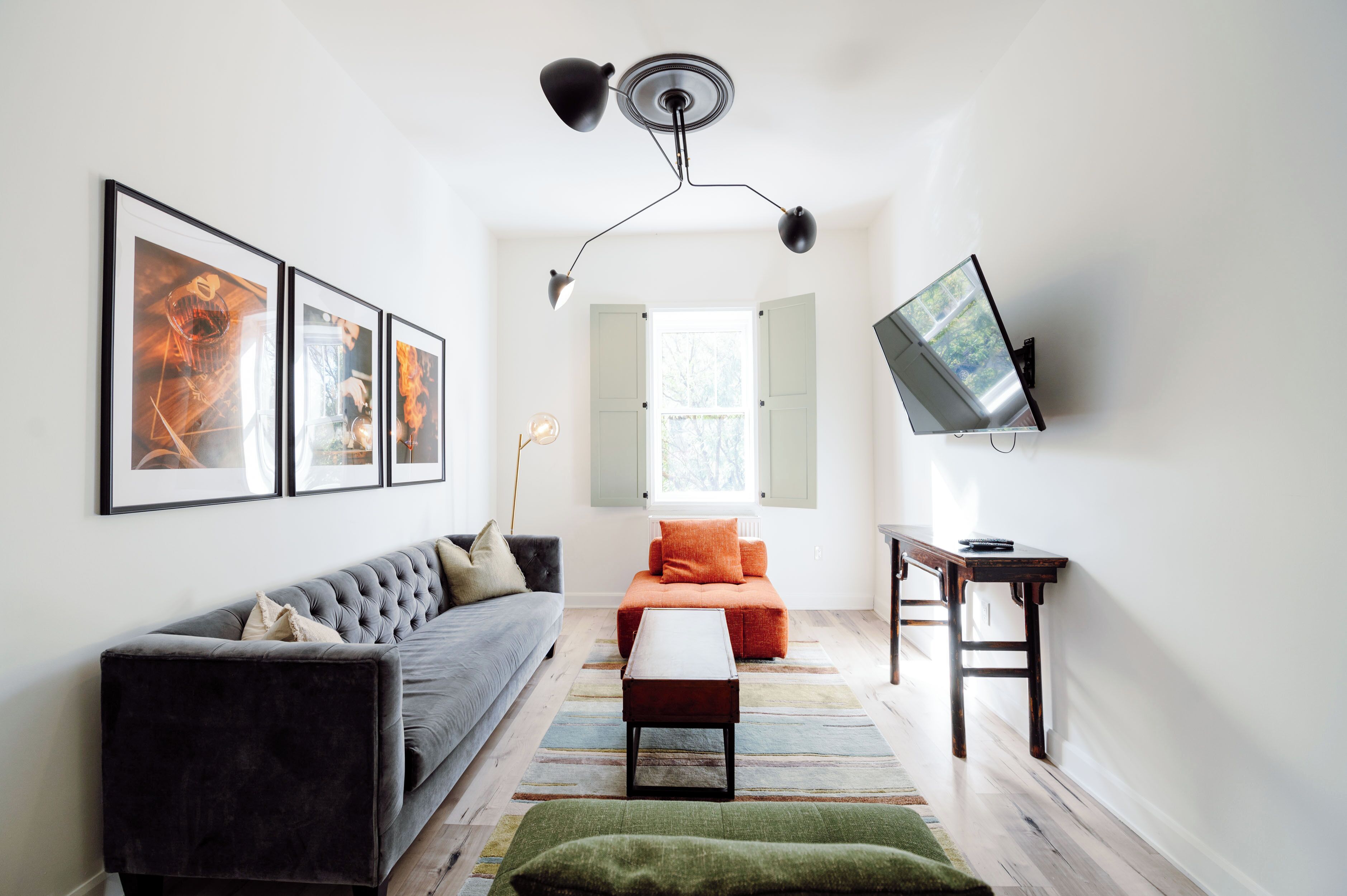 Deluxe Suite, City View | Living area