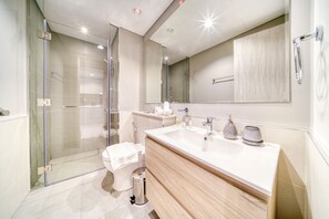 Dusj, hårføner, håndklær og såpe