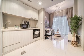 Kühlschrank, Mikrowelle, Ofen, Wasserkocher mit Kaffee-/Teezubehör