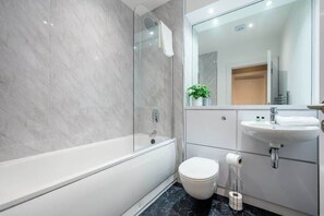 Dusj, hårføner og håndklær