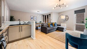 A modern apartment with a kitchen, dining area, and living room. - Host & Stay | Ropewalks Quarters II (Liverpool)