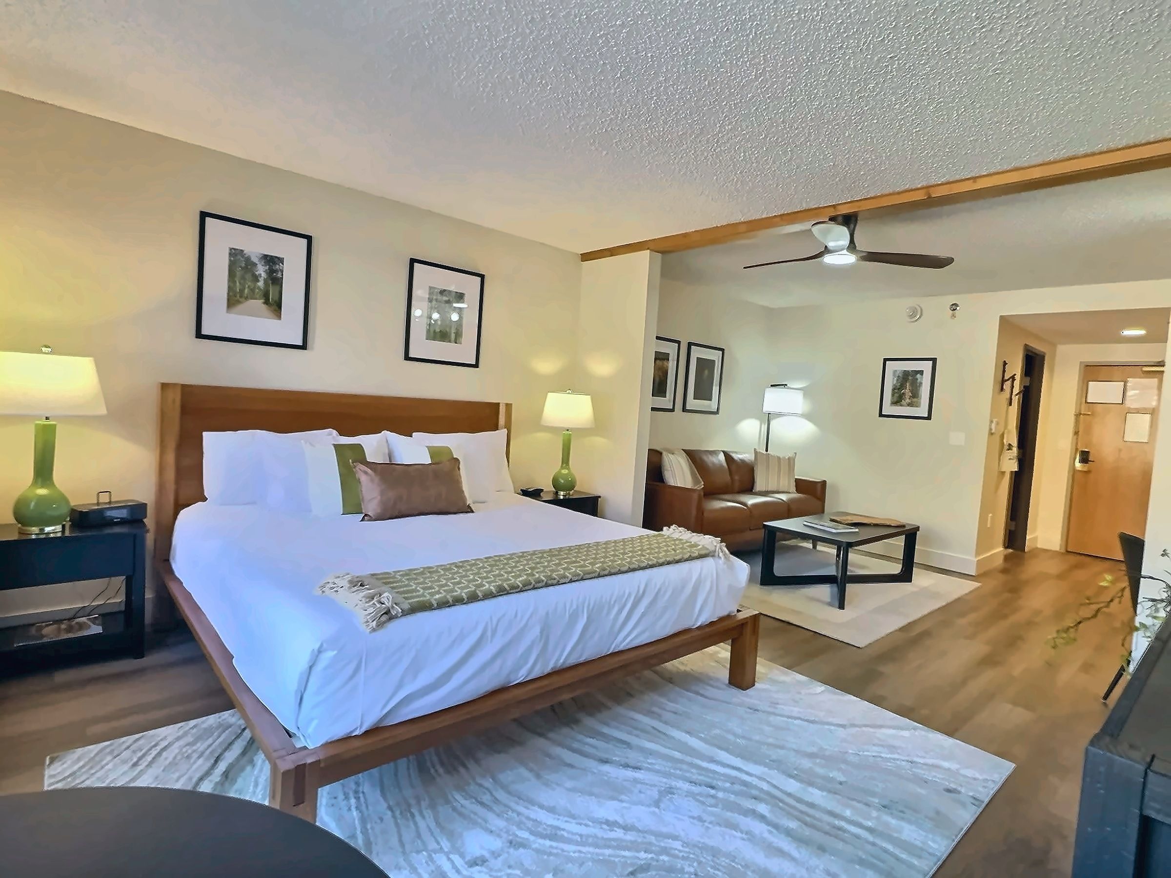 【Bedroom】King bed with a smart TV and a comfortable sitting area
Listed with @BookTraverse