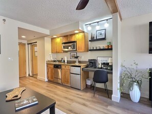 Microondas, parrilla de estufa, lavavajillas y cafetera y tetera 