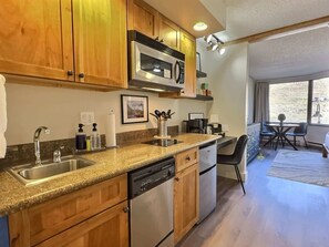 Microwave, stovetop, dishwasher, coffee/tea maker - Beautifully Renovated! Studio near Resort,Pool,Hot Tub (Crested Butte)