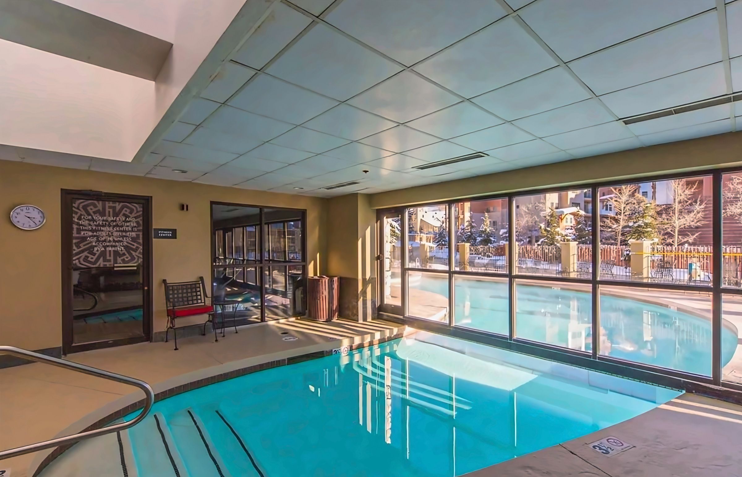 【Indoor Pool】Heated indoor pool for a soak when it's snowing
Listed with @BookTraverse