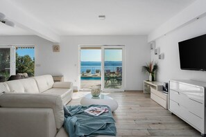 TV, caminetto, videogiochi, tavolo da ping pong