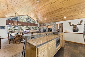 House, 6 Bedrooms | Private kitchen | Fridge, coffee/tea maker, toaster