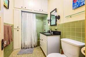 Shower, hair dryer, towels, soap - Seahorse Inn
 (Galveston)