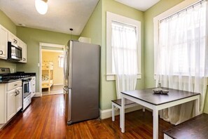 Fridge, microwave, oven, stovetop - Seahorse Inn
 (Galveston)