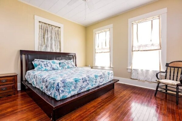 3 bedrooms, in-room safe, iron/ironing board, WiFi - Seahorse Inn
 (Galveston)