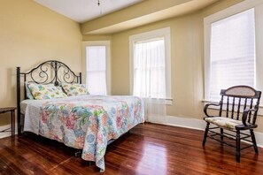 3 bedrooms, in-room safe, iron/ironing board, WiFi - Seahorse Inn
 (Galveston)