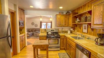 House, 4 Bedrooms | Private kitchen | Fridge, coffee/tea maker, toaster