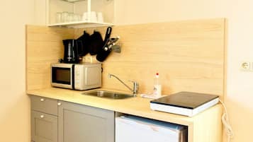 Fridge, microwave, stovetop, coffee/tea maker