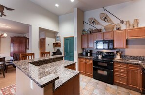 Apartamento, 3 habitaciones | Cocina privada | Frigorífico, horno, cafetera o tetera y tostadora