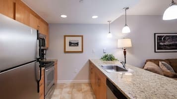Condo, 1 chambre | Cuisine privée | Réfrigérateur, un four, cafetière-théière, grille-pain