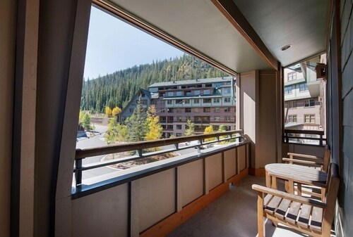 Premium Unit 1327 - One Bedroom - Zephyr Mountain Lodge 1 Condo