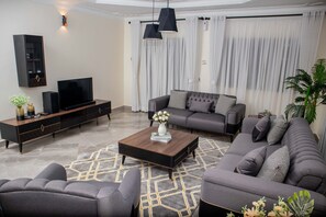 Villa Confort | Zona de estar | Smart TV de 24 pulgadas con canales digitales