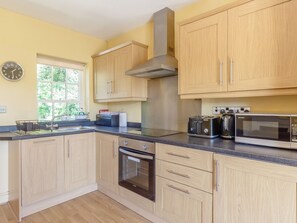 Frigorifero, lavastoviglie, bollitore elettrico, tostapane